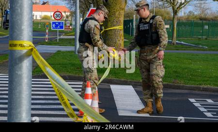 Poliziotti militari con la direzione dei servizi di emergenza, Stati Uniti Army Garrison Benelux, cordone al largo di una zona per un addestramento pacchetto sospetto, sulla base aerea di Chièvres, Belgio, 27 marzo 2022. La formazione ha permesso alla direzione dei servizi di emergenza USAG Benelux di testare l'interoperabilità con i servizi di emergenza della nazione ospitante. Foto Stock