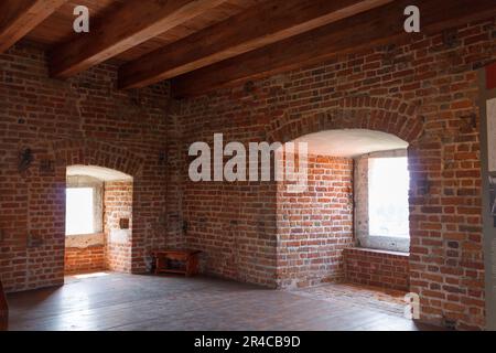 L'interno del castello di Zamek Wawel con mura in mattoni a Cracovia, Polonia Foto Stock