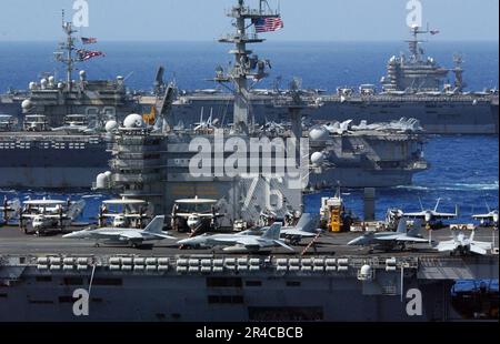 I portaerei US Navy USS Ronald Reagan (CVN 76), USS Kitty Hawk (CV 63) e USS Abraham Lincoln (CVN 72) navigano in formazione all'inizio dell'esercizio Valiant Shield 2006. Foto Stock