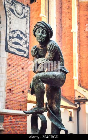 Cracovia, Polonia - 21 ottobre 2012: La statua dello scolaro, lo studente di Cracovia. Il Monument si trova a St. Piazza Maria a Cracovia, ascolta l'ONU Foto Stock