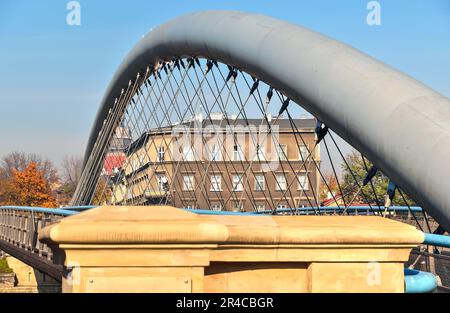 Cracovia, Polonia - 21 ottobre 2012: Primo piano sul ponte pedonale. Ponte sul fiume Wisla tra Kazimierz e i quartieri Podgorze, Cracovia, Polonia Foto Stock