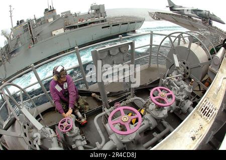 US Navy Aviation Boatswain's Mate Fuels Airman è in piedi un orologio carburante durante un rifornimento in corso a bordo della nave d'assalto anfibio USS Boxer (LHD 4). Foto Stock