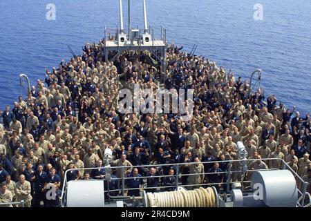 I marinai e i marines della Marina DEGLI STATI UNITI stazionati a bordo della nave portuale di trasporto anfibio USS Nashville (LPD 13) si riuniscono sul piviere per una foto di gruppo. Foto Stock