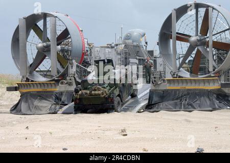 US Navy Un veicolo gommato multiuso ad alta mobilità marino guida a bordo di un veicolo a ruote multiuso ad alta mobilità (LCAC) assegnato all'unità quattro dell'imbarcazione da assalto (ACU-4). Foto Stock