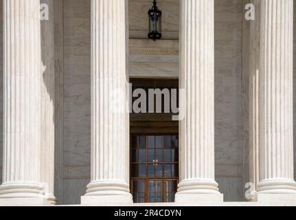 Washington, DC - la base delle colonne corinzie e la porta d'ingresso degli Stati Uniti Corte Suprema. Foto Stock