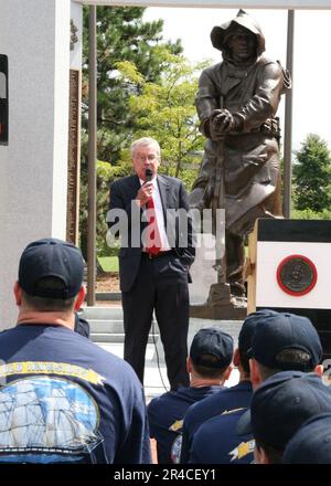 Tom Kelley, vincitore della Medaglia d'onore della Marina DEGLI STATI UNITI e commissario del Massachusetts per gli affari dei veterani, pensionato capo della Marina, si rivolge a capi selectees di piccolo ufficiale. Foto Stock