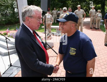 Tom Kelley, vincitore della Medaglia d'onore della Marina DEGLI STATI UNITI e commissario del Massachusetts per gli affari dei veterani, pensionato capo della Marina, saluta i capi del piccolo ufficiale. Foto Stock