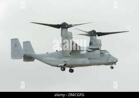 US NAVY A U.S. Marine Corps MV-22B Osprey, assegnato al Marine Tiltrotor Operational Test and Evaluation Squadron Twenty-Two (VMX-22) viene lanciato verticalmente durante il Miramar Air Show. Foto Stock