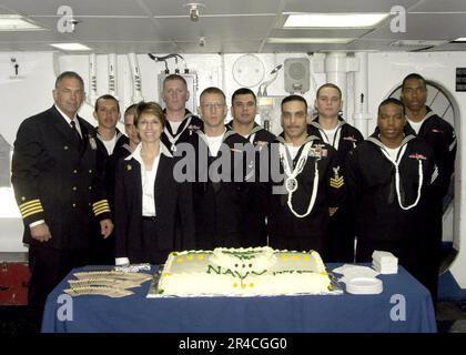 US Navy USS Wasp (LHD 1) comandante ufficiale Capt. Stati Uniti Ambasciatore in Islanda Carol van Voorst, e marinai della nave d'assalto anfibio multiuso in piedi di fronte alla torta per gli Stati Uniti Foto Stock