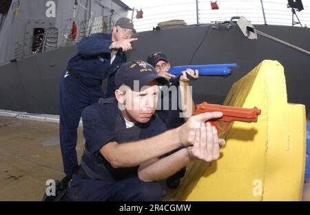 US Navy Fire Controlman 1st Class istruisce Sonar Technician 3rd Class e Boatswain's Mate Seaman durante l'addestramento alla protezione della forza Foto Stock