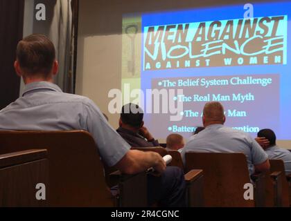 I marinai della Marina MILITARE DEGLI STATI UNITI di stanza alla base aerea navale di Jacksonville ascoltano una presentazione data da a Men Against Violence Against Women (uomini contro la violenza contro le donne). Foto Stock