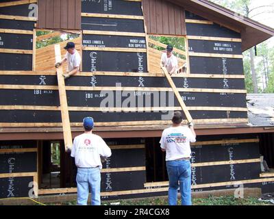 I marinai della Marina STATUNITENSE assegnati al sottomarino ad attacco rapido della Virginia North Carolina (SSN 777) partecipano a un progetto Habitat for Humanity come parte della settimana della Marina. Foto Stock