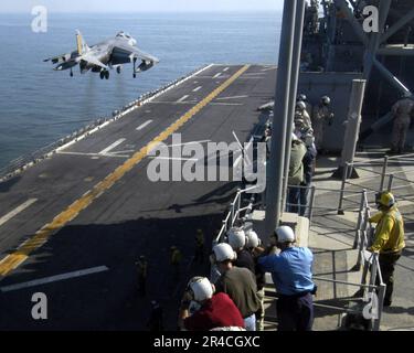 I membri della Marina DEGLI STATI UNITI del Dipartimento della Difesa sponsorizzato Joint Civilian Orientation Conference osservano un AV-8B Harrier eseguire un breve decollo verticale e atterraggio durante una dimostrazione di quartiere di volo. Foto Stock