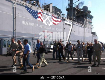 US Navy USS Iwo Jima (LHD 7) Commanding Officer, il capitano Michael A. Walley, guida i membri della Joint Civilian Orientation Conference durante un tour del ponte di volo. Foto Stock