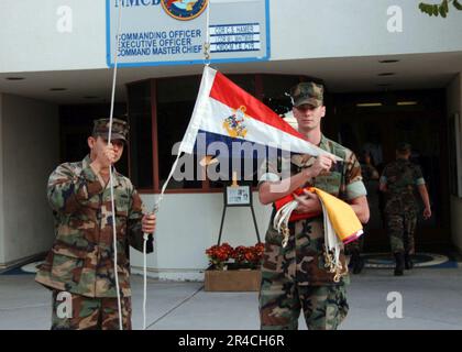 US Navy Equipment Operator 2nd Class and Builder 3rd Class of Naval Mobile Construction Battalion Four (NMCB-4) è orgogliosa di mostrare il Physical Readiness Excellence Award streamer. Foto Stock