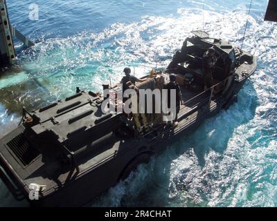 US Navy A Lighter Amphibious Resupply Cargo Vehicle (LARC-V) esce dal ponte pozzi della nave portuale di trasporto anfibio USS Juneau (LPD 10) durante le operazioni anfibie. Foto Stock