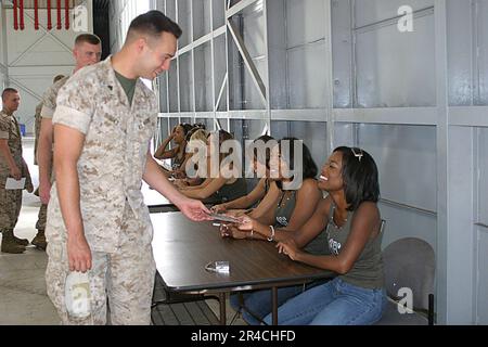 GLI CHEERLEADERS della US Navy National Football League (NFL) che rappresentano gli Atlanta Falcons firmano autografi per marinai e marines di stanza alla base del corpo dei Marine Hawaii. Foto Stock