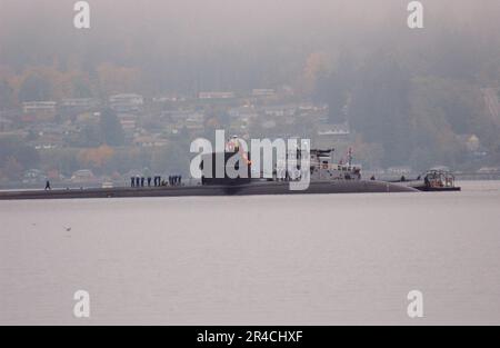 061028-N-1683M-003 Port Orchard, Washington (28 ottobre 2006) - i gestori di linea montano la parte superiore mentre il sottomarino ad attacco rapido di classe Los Angeles USS Honolulu (SSN 718) entra in Naval base Kitsap. Honolulu, commissionata nel 1985, è tornata a casa questa mattina dalla sua ultima pattuglia. STATI UNITI Foto Navy di Jerry McLain, specialista della comunicazione di massa del Master Chief (RILASCIATA) Foto Stock