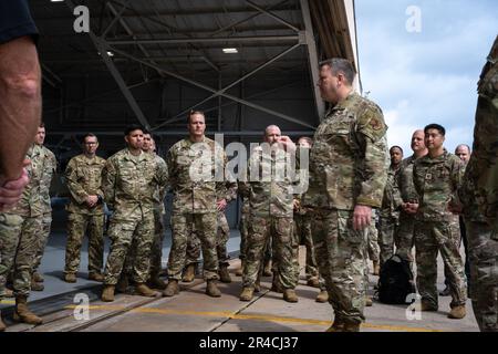 Tony D. Bauernfeind, comandante del comando delle operazioni speciali dell'aeronautica, parla ai membri dell'Ala delle operazioni speciali 1st in attesa dell'arrivo del presidente Mario Abdo Benítez, della Repubblica del Paraguay, per dimostrazioni dell'AFSOC e 1 missioni SOW a Hurlburt Field, la. Marzo 31 2023. Il Paraguay e gli Stati Uniti sono stati alleati ai sensi del Trattato di Rio, un accordo firmato da diversi paesi delle Americhe per la solidarietà in difesa, dal 1947. Foto Stock