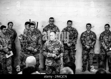 Christopher Laneve si rivolge ai paracadutisti della Brigade Combat Team 2nd, 82nd Divisione Airborne durante la preparazione all'operazione Falcon Blitz su Fort Bragg, NC, 27 gennaio 2023. I paracadutisti condurranno un'operazione aerea al fine di migliorare la preparazione e la letalità delle brigate. Foto Stock