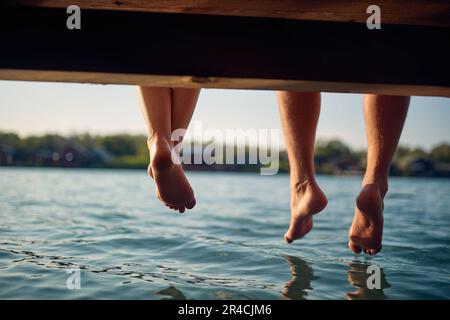 Coppia romantica che si gode l'estate insieme sul lago Foto Stock