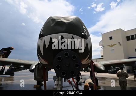 Miami, Florida, Stati Uniti. 26th maggio, 2023. Il Fairchild Republic A-10 Thunderbolt II siede sul tarmac al giorno di media di Hyundai Air & Sea Show 2023 presso la US Coast Guard Air Station Miami-Opa Locka Executive Airport il 26 maggio 2023 a Miami, Florida Credit: : Mpi04/Media Punch/Alamy Live News Foto Stock