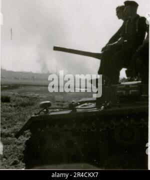 SS fotografo Willi Altstadt, Wiking Division, Russia 1942. Scene del villaggio della zona di Rostov, un Panzer III (con simboli unitari) e granatieri panzer sulla steppa, scene di combattimento lungo un fiume, primi piani della fanteria sul campo con armi individuali e servite dall'equipaggio, attraversamento del fiume (zattere d'assalto e pontone), costruzione di un blocco stradale, prigionieri di guerra russi, I soldati delle SS pescano e nuotano, cerimonia di premiazione delle unità, posto di osservazione affacciato su un fiume e equipaggio di artiglieria pesante con howitzer. Immagini che illustrano le attività in prima linea delle unità Waffen-SS sul fronte occidentale e orientale, i Foto Stock