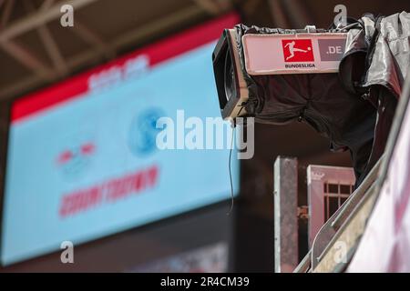 Lipsia, Germania. 27th maggio, 2023. Calcio: Bundesliga, Giornata 34, RB Leipzig - FC Schalke 04 alla Red Bull Arena. Una telecamera è puntata al passo. Credit: Jan Woitas/dpa - NOTA IMPORTANTE: In conformità ai requisiti della DFL Deutsche Fußball Liga e del DFB Deutscher Fußball-Bund, è vietato utilizzare o utilizzare fotografie scattate nello stadio e/o della partita sotto forma di sequenze di immagini e/o serie di foto simili a video./dpa/Alamy Live News Foto Stock