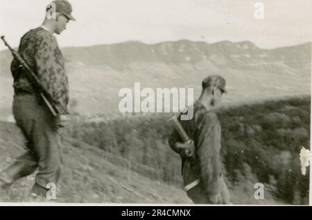 SS fotografo Willi Altstadt, Wiking Division, Russia 1942. Scene del villaggio della zona di Rostov, un Panzer III (con simboli unitari) e granatieri panzer sulla steppa, scene di combattimento lungo un fiume, primi piani della fanteria sul campo con armi individuali e servite dall'equipaggio, attraversamento del fiume (zattere d'assalto e pontone), costruzione di un blocco stradale, prigionieri di guerra russi, I soldati delle SS pescano e nuotano, cerimonia di premiazione delle unità, posto di osservazione affacciato su un fiume e equipaggio di artiglieria pesante con howitzer. Immagini che illustrano le attività in prima linea delle unità Waffen-SS sul fronte occidentale e orientale, i Foto Stock
