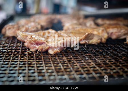 Coscia di pollo alla griglia su carbone Foto Stock