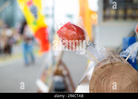 Mela caramella venduta per strada. Foto Stock