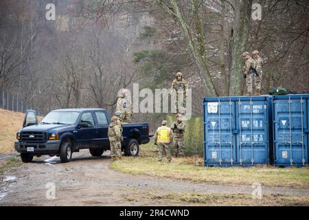 I guardiani nazionali della Pennsylvania Air con lo Squadron delle forze di sicurezza della 171st Air Refueling Wing hanno istituito una posizione di combattimento difensiva durante un esercizio di preparazione su larga scala presso la base di Pittsburgh, 10 marzo 2023. L'esercizio di preparazione su larga scala di più giorni ha coinvolto i Guardsmen di diverse sezioni della base, lavorando insieme per sviluppare le competenze necessarie per mantenere la preparazione. Foto Stock