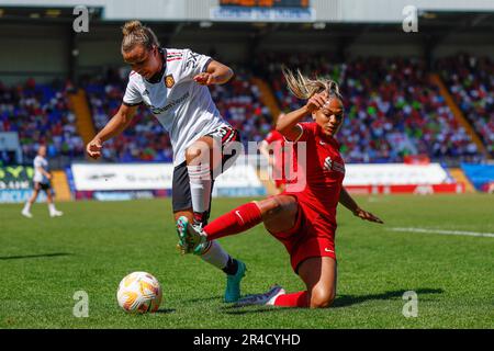 REGNO UNITO. 27th maggio, 2023. Liverpool, Inghilterra, 27th 2023 maggio: Taylor Hinds (12 Liverpool) e Nikita Parris (22 Manchester United) si battono per la palla durante la partita di football della fa Womens Super League tra Liverpool e Manchester United al Prenton Park di Liverpool, Inghilterra. (James Whitehead/SPP) Credit: SPP Sport Press Photo. /Alamy Live News Foto Stock
