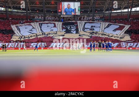 Lipsia, Germania. 27th maggio, 2023. Calcio: Bundesliga, Giornata 34, RB Leipzig - FC Schalke 04 alla Red Bull Arena. I fan di Lipsia hanno preparato una coreografia. Credit: Jan Woitas/dpa - NOTA IMPORTANTE: In conformità ai requisiti della DFL Deutsche Fußball Liga e del DFB Deutscher Fußball-Bund, è vietato utilizzare o utilizzare fotografie scattate nello stadio e/o della partita sotto forma di sequenze di immagini e/o serie di foto simili a video./dpa/Alamy Live News Foto Stock