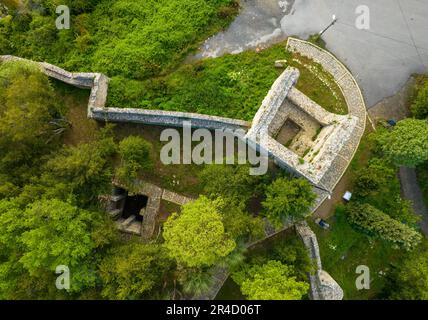 Il castello di Ceneviz è stato costruito su una scogliera situata tra due baie, 2.5 chilometri a ovest del distretto di Düzce Akçakoca in turchia. Foto Stock