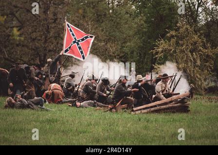 Reenactor confederati della guerra civile in battaglia Foto Stock