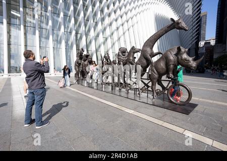 Grandi sculture di vari animali a rischio di estinzione da parte degli artisti Gillie e Marc sono visibili in mostra presso la South Oculus Plaza del World Trade Center Campus a Lower Manhattan a New York City. Collettivamente intitolato "A Wild li for Wildlife in New York". 27 maggio 2023 (Foto: Vanessa Carvalho) Credit: Brasile Photo Press/Alamy Live News Foto Stock