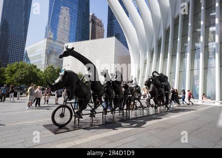 Grandi sculture di vari animali a rischio di estinzione da parte degli artisti Gillie e Marc sono visibili in mostra presso la South Oculus Plaza del World Trade Center Campus a Lower Manhattan a New York City. Collettivamente intitolato "A Wild li for Wildlife in New York". 27 maggio 2023 (Foto: Vanessa Carvalho) Credit: Brasile Photo Press/Alamy Live News Foto Stock