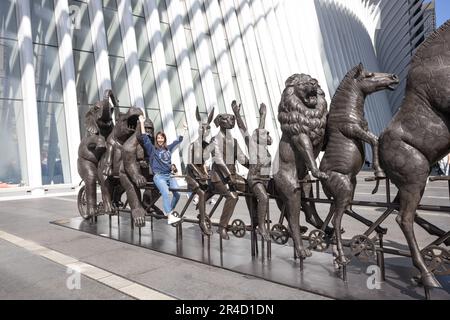 Grandi sculture di vari animali a rischio di estinzione da parte degli artisti Gillie e Marc sono visibili in mostra presso la South Oculus Plaza del World Trade Center Campus a Lower Manhattan a New York City. Collettivamente intitolato "A Wild li for Wildlife in New York". 27 maggio 2023 (Foto: Vanessa Carvalho) Credit: Brasile Photo Press/Alamy Live News Foto Stock