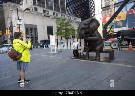 Grandi sculture di vari animali a rischio di estinzione da parte degli artisti Gillie e Marc sono visibili in mostra presso la South Oculus Plaza del World Trade Center Campus a Lower Manhattan a New York City. Collettivamente intitolato "A Wild li for Wildlife in New York". 27 maggio 2023 (Foto: Vanessa Carvalho) Credit: Brasile Photo Press/Alamy Live News Foto Stock