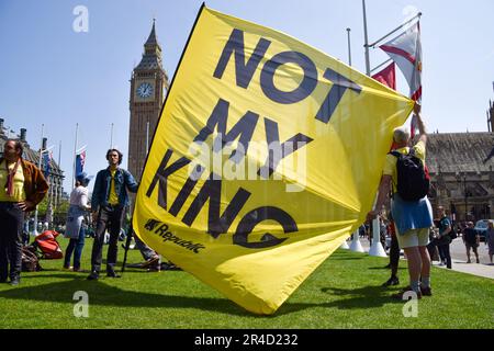Londra, Regno Unito. 27th maggio 2023. I membri del gruppo anti-monarchia Repubblica hanno una bandiera non il mio re in Piazza del Parlamento. Diversi gruppi attivisti si sono riuniti a Westminster per protestare contro il disegno di legge sull'ordine pubblico, che limita le proteste. Credit: Vuk Valcic/Alamy Live News Foto Stock