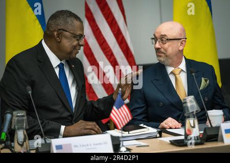 Il Segretario della Difesa Lloyd J. Austin III saluta Oleksii Reznikov, Ministro della Difesa dell'Ucraina durante il 9th° incontro del Gruppo di contatto per la Difesa dell'Ucraina (UDCG) presso la sede della NATO a Bruxelles (Belgio), 14 febbraio 2023. Austin è in Europa per l'UDCG e la NATO Difesa ministeriale e visitare i leader locali e incontrare gli Stati Uniti e i membri dei servizi alleati in Estonia e Germania a. Foto Stock