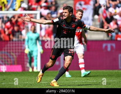 Colonia, Germania. 27th maggio, 2023. Calcio: Bundesliga, 1st FC Colonia - Bayern Monaco, Giornata 34, RheinEnergieStadion. Thomas Müller del Bayern reagisce. NOTA IMPORTANTE: In conformità ai requisiti della DFL Deutsche Fußball Liga e del DFB Deutscher Fußball-Bund, è vietato utilizzare o utilizzare fotografie scattate nello stadio e/o della partita sotto forma di sequenze di immagini e/o serie di foto simili a un video. Credit: Federico Gambarini/dpa/Alamy Live News Foto Stock