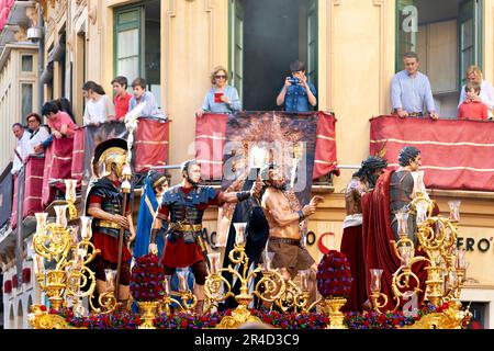 Andalusia Spagna. Processione alla Semana Santa (settimana Santa) di Malaga. Statue sante montate su carri Foto Stock