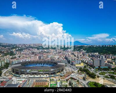 Napoli, Napoli, ITALIA. 27th maggio, 2023. 27/05/2023 Napoli, vista panoramica dall'alto di varie zone di Napoli.nella foto: Stadio Diego Armando Maradona con vista sul Vesuvio (Credit Image: © Fabio Sasso/ZUMA Press Wire) SOLO PER USO EDITORIALE! Non per USO commerciale! Foto Stock