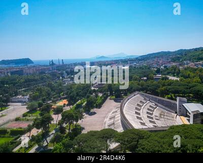 Napoli, Napoli, ITALIA. 27th maggio, 2023. 27/05/2023 Napoli, vista panoramica dall'alto di varie zone di Napoli.nella foto: Vista del Vesuvio con i campi Flegrei, Bagnoli e l'isolotto di Nisida (Credit Image: © Fabio Sasso/ZUMA Press Wire) SOLO PER USO EDITORIALE! Non per USO commerciale! Foto Stock