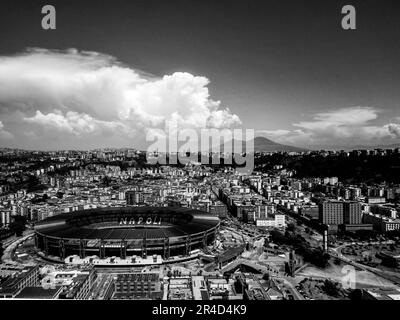 Napoli, Napoli, ITALIA. 27th maggio, 2023. 27/05/2023 Napoli, vista panoramica dall'alto di varie zone di Napoli.nella foto: Stadio Diego Armando Maradona con vista sul Vesuvio (Credit Image: © Fabio Sasso/ZUMA Press Wire) SOLO PER USO EDITORIALE! Non per USO commerciale! Foto Stock