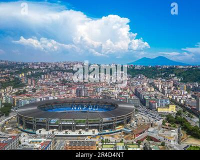 Napoli, Napoli, ITALIA. 27th maggio, 2023. 27/05/2023 Napoli, vista panoramica dall'alto di varie zone di Napoli.nella foto: Stadio Diego Armando Maradona con vista sul Vesuvio (Credit Image: © Fabio Sasso/ZUMA Press Wire) SOLO PER USO EDITORIALE! Non per USO commerciale! Foto Stock