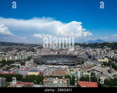 Napoli, Napoli, ITALIA. 27th maggio, 2023. 27/05/2023 Napoli, vista panoramica dall'alto di varie zone di Napoli.nella foto: Stadio Diego Armando Maradona con vista sul Vesuvio (Credit Image: © Fabio Sasso/ZUMA Press Wire) SOLO PER USO EDITORIALE! Non per USO commerciale! Foto Stock