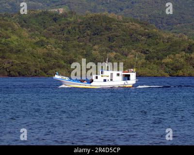 Maumere, Indonesia-23 maggio 2023: Un traghetto interinsulare in Indonesia naviga dal porto di Larantuka al porto di Maumere. Foto Stock